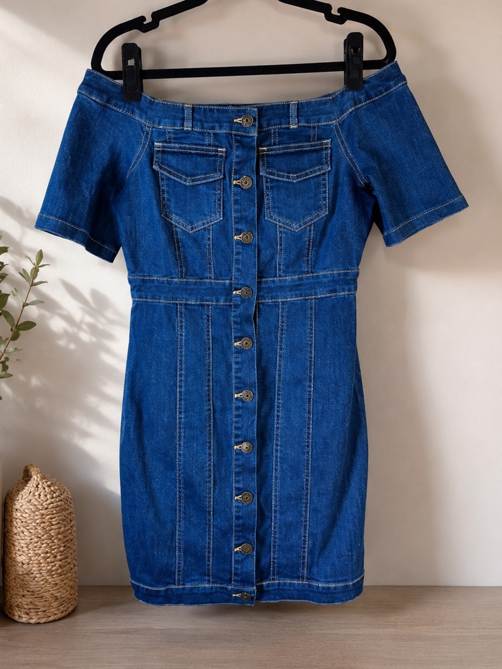 Off-Shoulder Button-Front Body-con Denim Dress in Indigo Size Small 💙💕
